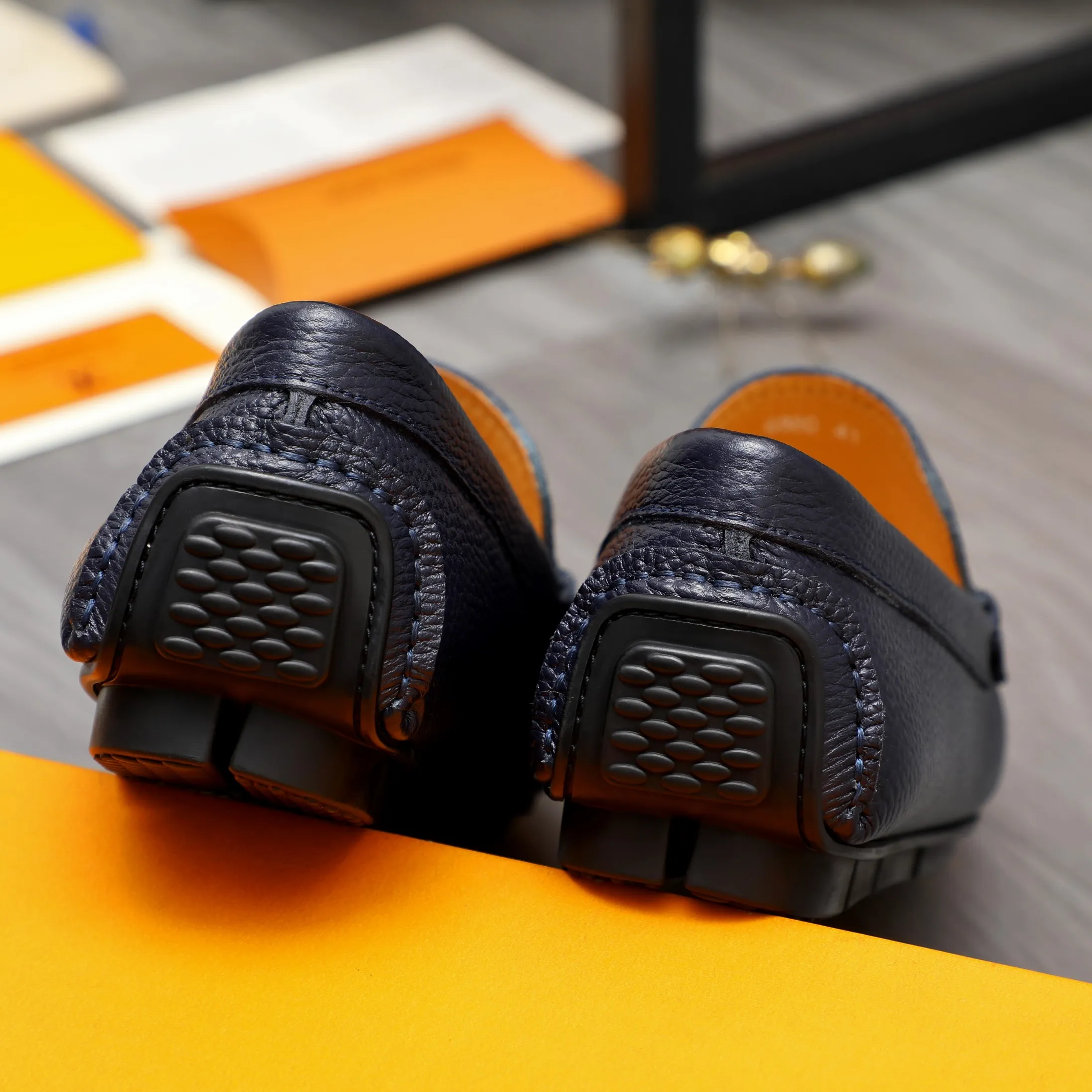 Men's shoes 💰360 Product trademark: LV "Louis Vuitton" casual slip-on men's shoes Regular size: 38-45 Product material: Selected pebbled cowhide upper, pigskin lining, rubber outsole